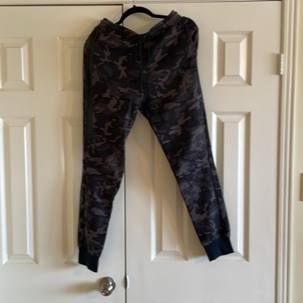 NIKE Tech Fleece Joggers Camo Size Small